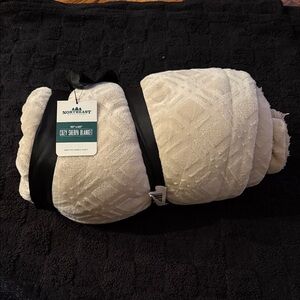 NWT Cozy Sherpa Blanket “50x”60 in cream